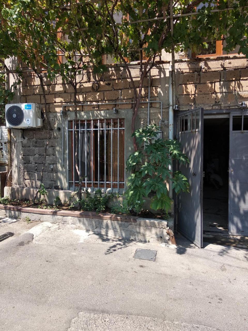 Guest House In Center Erivan Exterior foto